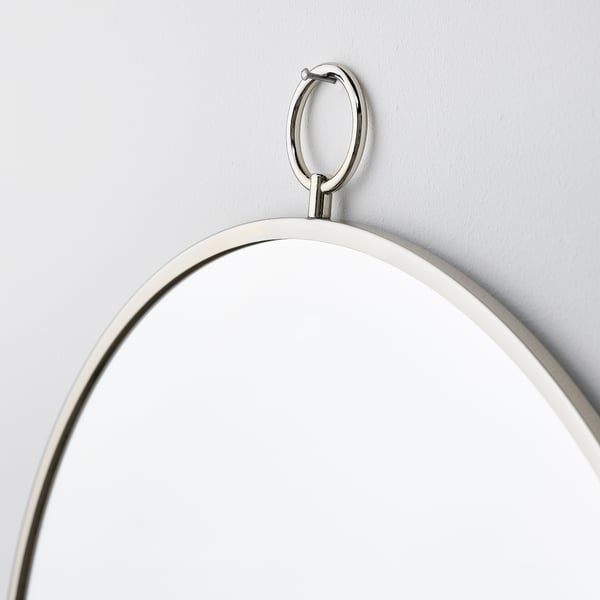 Slanke, aan de muur gemonteerde spiegel met gepolijst nikkel frame en veilige hanger, die een strak, elegant ontwerp weerspiegelt.