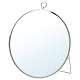 Een ronde, vernikkelde GRYTÅS spiegel met een strak, minimalistisch design. Het kan worden opgehangen of staan.