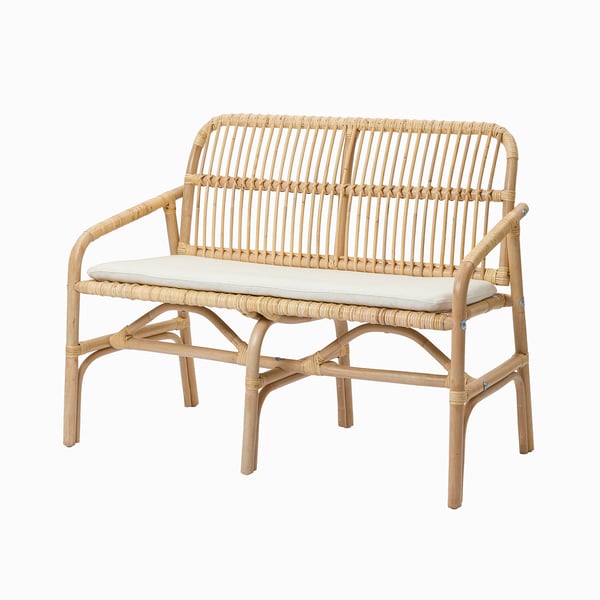 GRYTTOM beige kussen voor rotan bank, voegt comfort toe, ideaal voor kleine ruimtes.