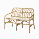 GRYTTOM beige kussen voor rotan bank, voegt comfort toe, ideaal voor kleine ruimtes.