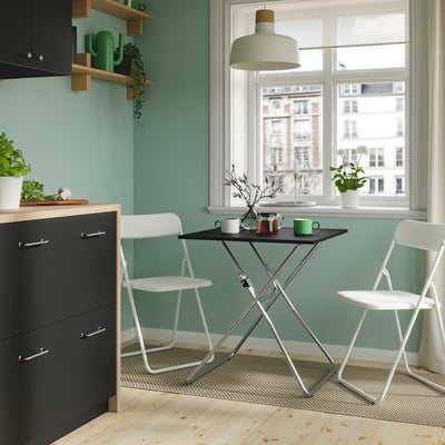 GUNDE / VIHALS Tafel en 2 klapstoelen, opklapbaar zwart/wit, 67x67 cm