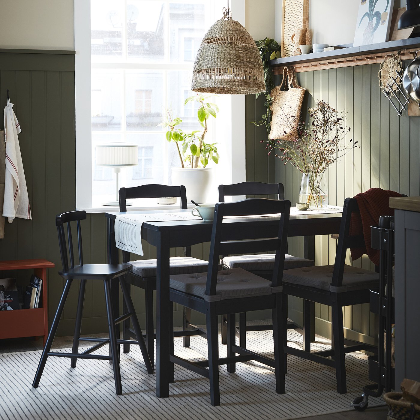 HÄGERNÄS tafel en 4 stoelen, zwart gelazuurd grenen - IKEA