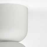 Moderne, minimalistische plafondlamp in smetteloos wit. Strak, glad ontwerp. Elegante, minimalistische esthetiek.