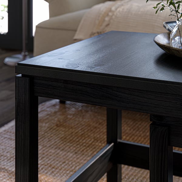 Zwarte houten salontafel met strak design in de woonkamer.