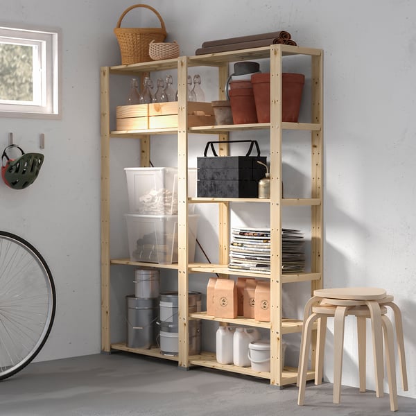 HEJNE houten opbergplanken in de garage, met verschillende items, met een witte kruk ernaast.