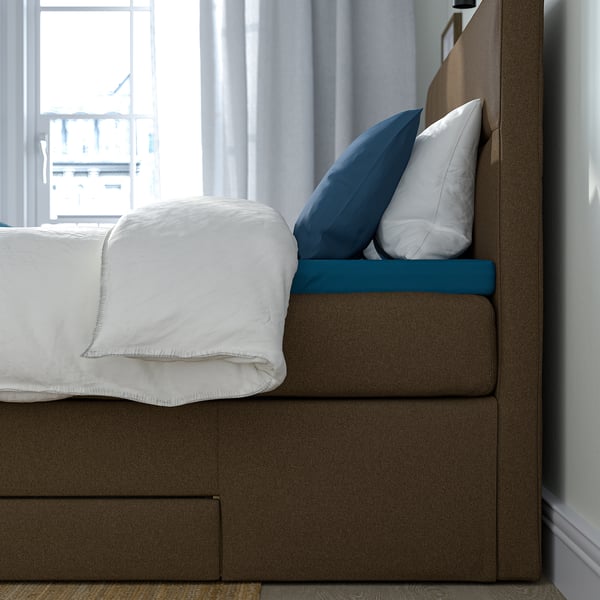 Bed met twee verborgen opberglades onder matras, gestoffeerd hoofdeinde.