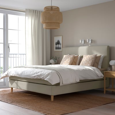 Modern bed, beige, stof & hout, rechthoekig, minimalistisch. Groot in vergelijking met bijzettafels.