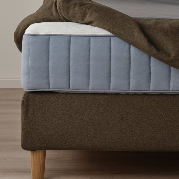 Een boxspring met een zacht, ondersteunend hoofdeinde. De afneembare hoes is machinewasbaar, wat zorgt voor eenvoudige reiniging. De stevige eikenhouten poten zorgen voor stabiliteit.