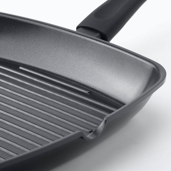 Close-up van moderne, hoogwaardige grillpan met antiaanbaklaag, gelijkmatige verwarmingsbasis en comfortabele handgrepen.