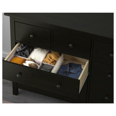 Een HEMNES donkergrijs houten dressoir met zes lades in twee rijen. Het ontwerp is eenvoudig en modern met ronde knoppen.