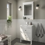 HEMNES witte badkamermeubel met wastafel, spiegel en opslag. Laden, mengkraan, handdoeken en spiegelkast.