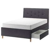 IDANÄS donkergrijs gestoffeerd bed met schuin hoofdeinde, houten poten en twee lades voor opslag.