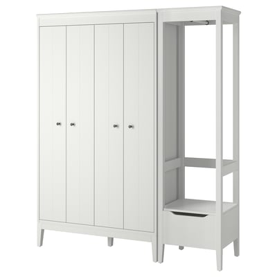 Een witte IDANÄS garderobeset met vouwdeuren, verstelbare planken en een combinatie van gesloten en open opbergers.