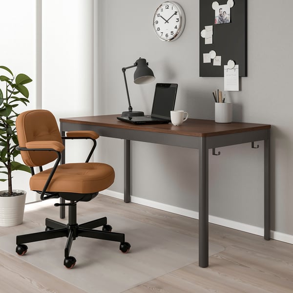 IDÅSEN bureauopstelling: bruin bureau, stoel, klok, planten, laptop, tablet, koffie, lamp, whiteboard.