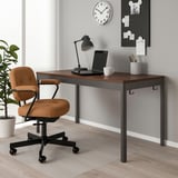 IDÅSEN bureauopstelling: bruin bureau, stoel, klok, planten, laptop, tablet, koffie, lamp, whiteboard.