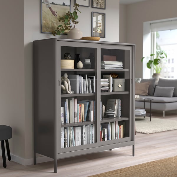 Zwarte IDÅSEN vitrinekast met boeken en decor, modern design.