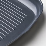 Zwarte grillpan met verhoogde ribbels, hoogwaardig antiaanbaklaag.