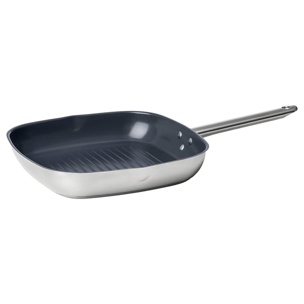Een IKEA 365+ roestvrijstalen grillpan met een donkere keramische antiaanbaklaag, ontworpen voor een gelijkmatige warmteverdeling en eenvoudige reiniging.