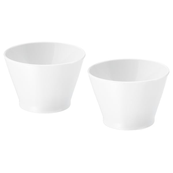 Twee witte keramische kommen, de ene iets groter dan de andere, eenvoudig ontwerp, stapelbaar, effen interieur en exterieur.