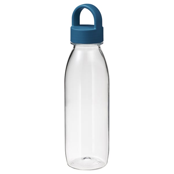IKEA 365+ doorzichtige plastic waterfles met blauw deksel, cilindrische vorm, duurzaam ontwerp.