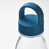 Doorzichtige waterfles met blauw deksel en handvat, duurzaam en gemakkelijk mee te nemen.