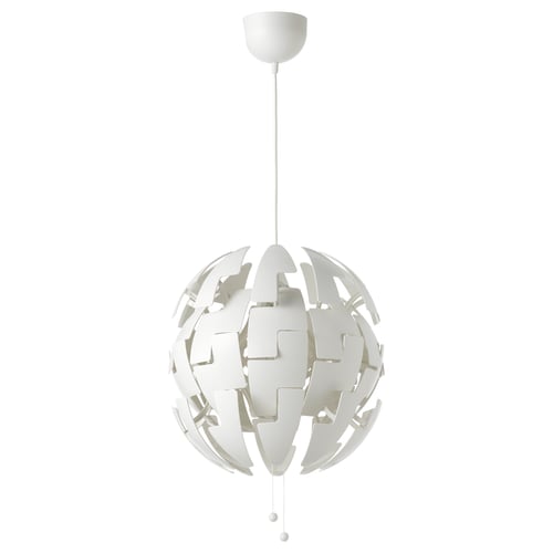 IKEA PS 2014 witte hanglamp, bolvormig met geometrische witte kunststof lamellen, modern design.