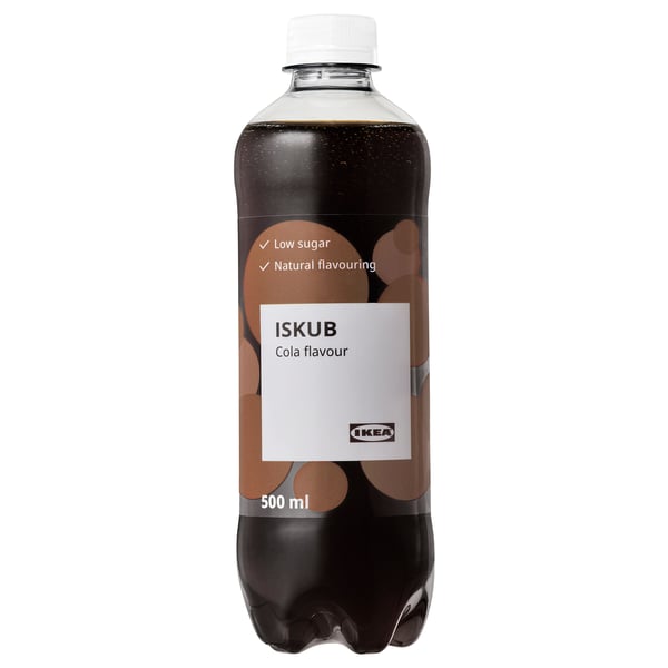 Een flesje ISKUB cola, een suikerarme koolzuurhoudende drank van ikea, 500 ml, met natuurlijke smaak.