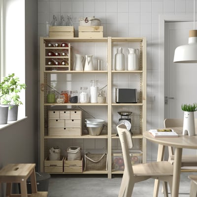 IVAR planken met items in de buurt van raam en tafel