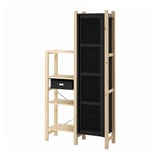 Een houten IVAR opbergmeubel met een zwarte gaaskast. De unit heeft meerdere planken en een uittrekbare lade.