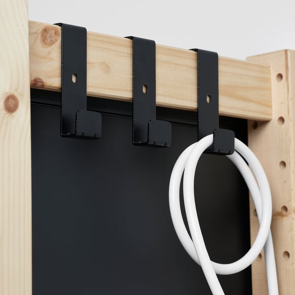 Een houten plank met drie zwarte haken met daarin een witte kabel.