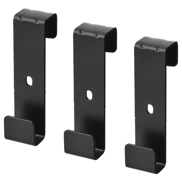 Drie zwarte metalen IVAR-haken, rechthoekig met enkelvoudig tandontwerp, gerangschikt in een driehoekige formatie, perfect voor wand- of deurophanging.