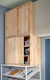 Lichthouten IVAR opbergmeubel met schuifdeuren, planken en blauwe accenten. Modern, functioneel ontwerp.