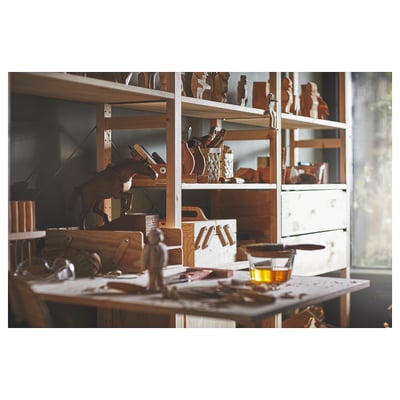 Houten IVAR plank met houtsnijwerk; paard, menselijke figuren, dozen en gereedschappen.