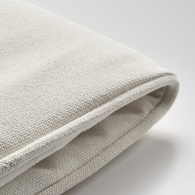 Close-up van een zachte, getextureerde witte kussenhoes met nette stiksels en ritssluiting.