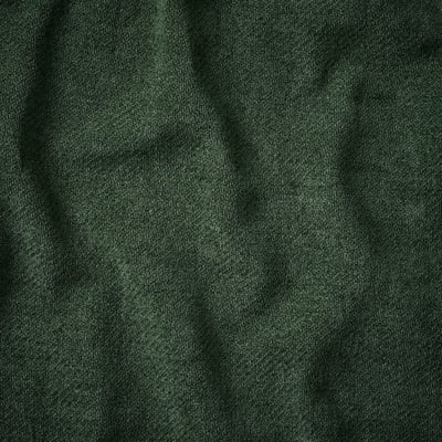 Donkere, luxueuze stof met een diepe, pluche textuur, die licht subtiel weerkaatst.