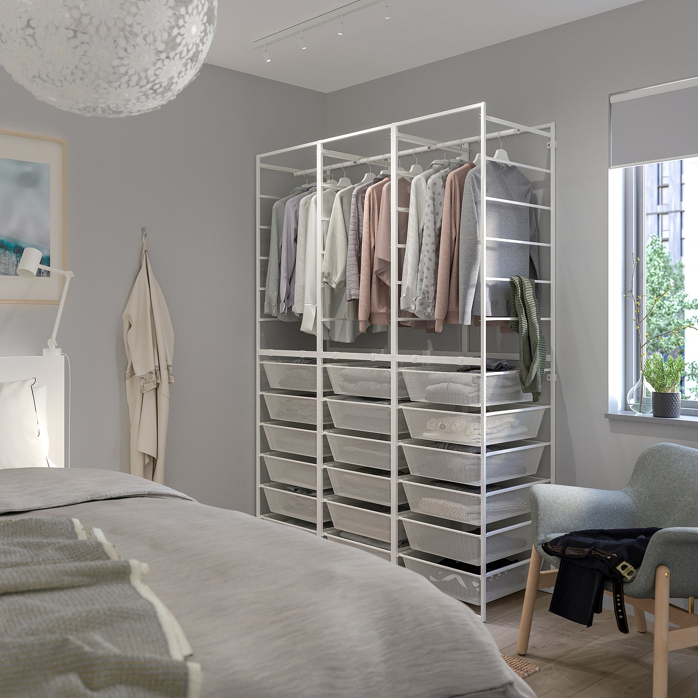 Moderne slaapkamer met JONAXEL opbergsysteem, planken, bed, stoel, grote kledingkast.