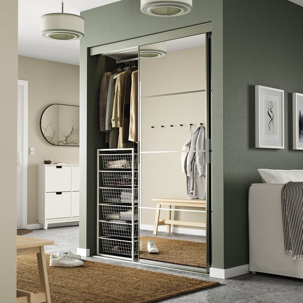Moderne JONAXEL kast met gaasmanden, hangruimte, grote spiegel en kleding.