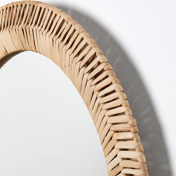 Handgeweven rotan spiegel; Zorgvuldig vervaardigd, met een natuurlijk design. Ronde vorm, lichte houttinten, ingewikkelde patronen.