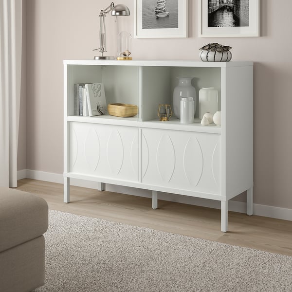 KALKNÄS vitrinekast met decor in de woonkamer