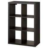 Een KALLAX black cube rek gemaakt van spaanplaat en acrylverf, met een modern design met open vakken in een vierkante vorm.