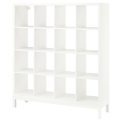Een KALLAX rek in het wit. Het heeft een modern design met meerdere open kubussen voor opslag. Het apparaat staat op dunne poten, wat het een luchtige uitstraling geeft.