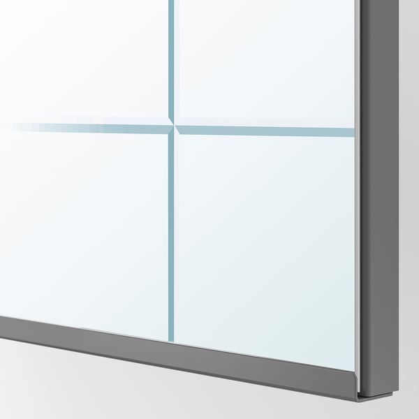 Moderne spiegel deur close-up; Strak frame, reflecterend glas, strak design.