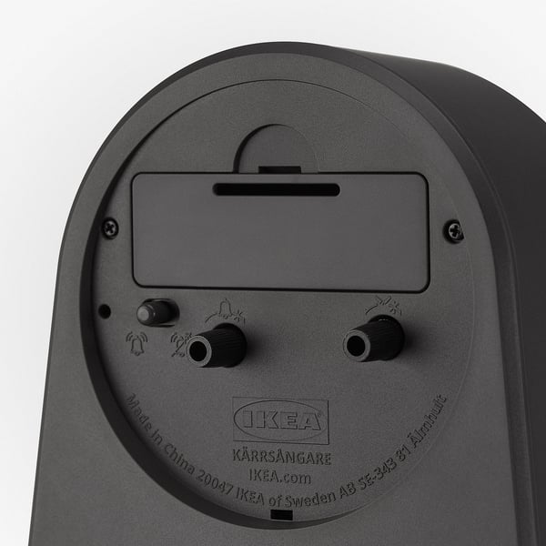 Zwarte IKEA wekkerbasis met doorzichtige labels, bedieningselementen en gerecyclede plastic materialen.
