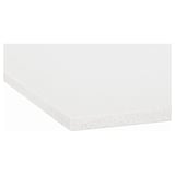 Strak, wit kwarts werkblad met glad, vlekbestendig oppervlak.