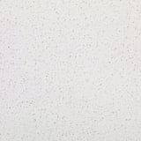 Close-up van een glad, hoogwaardig wit kwarts aanrechtblad met minimale vlekjes, wat duurzaamheid en netheid weerspiegelt.