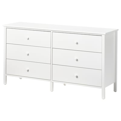 Een witte KILBERGET kist met 6 lades met een minimalistisch design en veiligheidsfunctie.