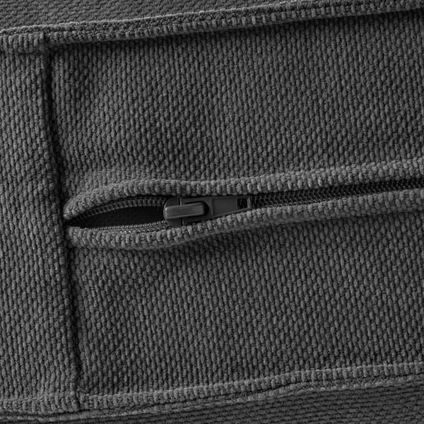 Close-up van grijze gebreide bankzak met ritssluiting, met kwaliteitsstiksels en materialen.