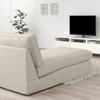 Beige KIVIK chaise in de woonkamer naast tv-console.