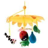 KLAPPA kleurrijke babymobiel, met rood lieveheersbeestje, groene rups en blauw blad. Fel gele madeliefje achtergrond. Zachte stoffen materialen.