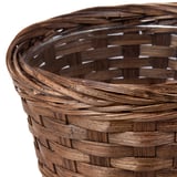 Handgemaakte rieten mand met ingewikkeld weefsel; Stevige, natuurlijke bamboe zorgt voor een rustiek, hoogwaardig ontwerp.